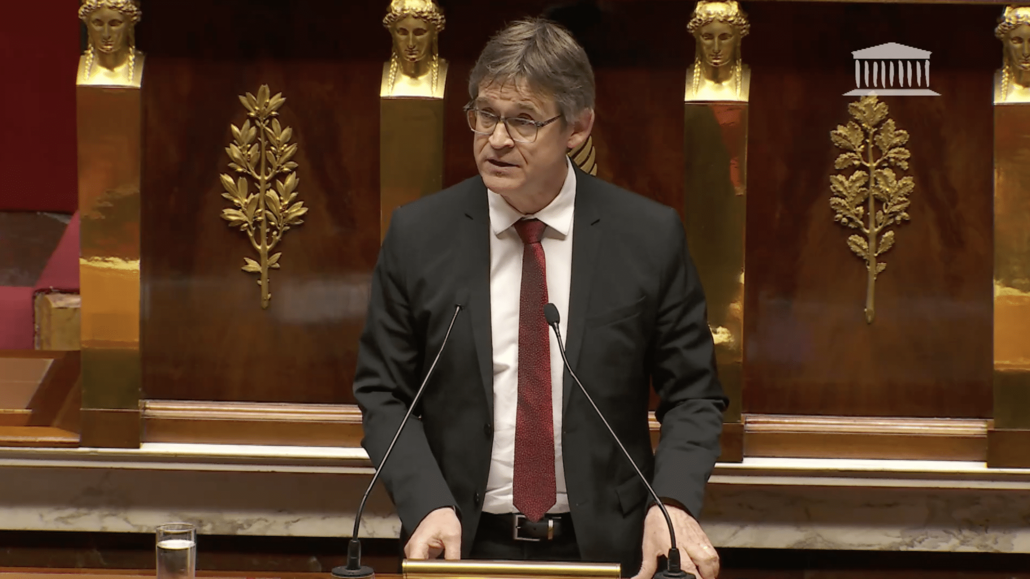 Jean-Claude Raux à la tribune de l'Assemblée nationale prononce son discours